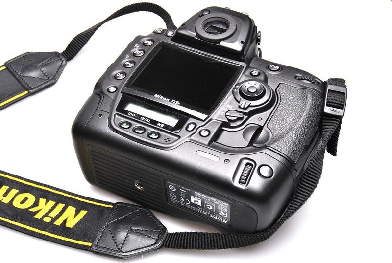 Datei:Nikon D3s camerafoxx 2.JPG