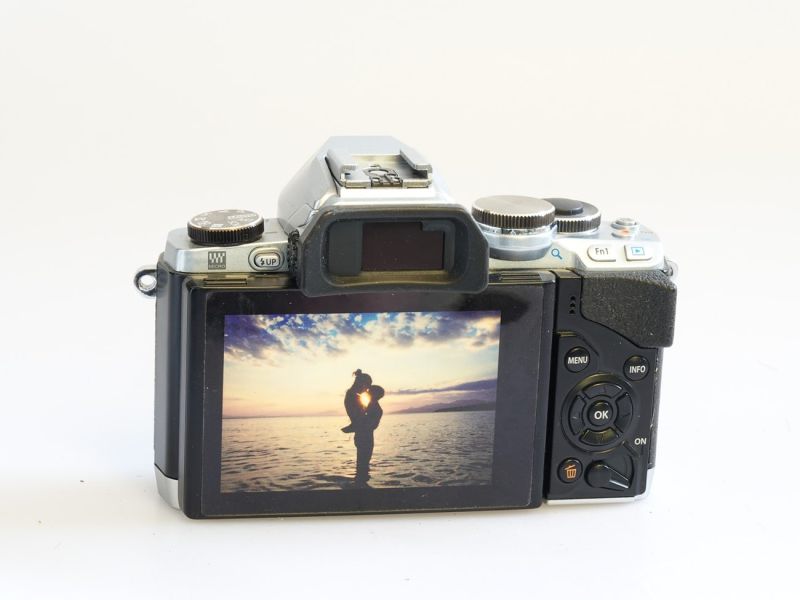 Datei:Olympus E-M5 Dummy Tauber 2.jpg