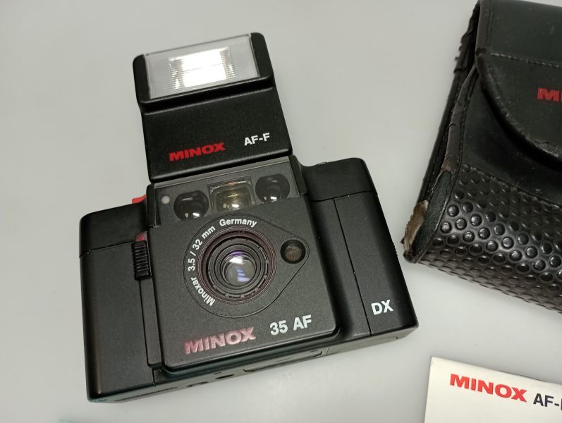 Datei:Minox 35 AF DX + Minox Flasf AF-F camerafoxx 2.jpg