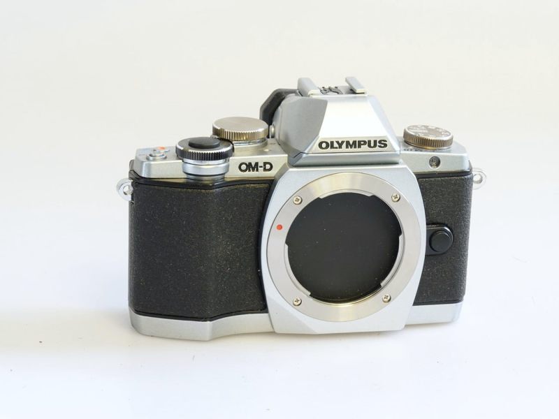Datei:Olympus E-M5 Dummy Tauber 1.jpg