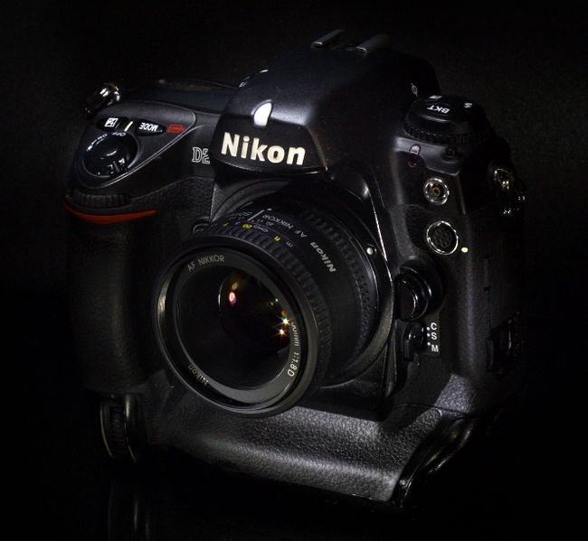 Datei:Nikon D2H with AF 50mm 1.8 wikimedia.jpg
